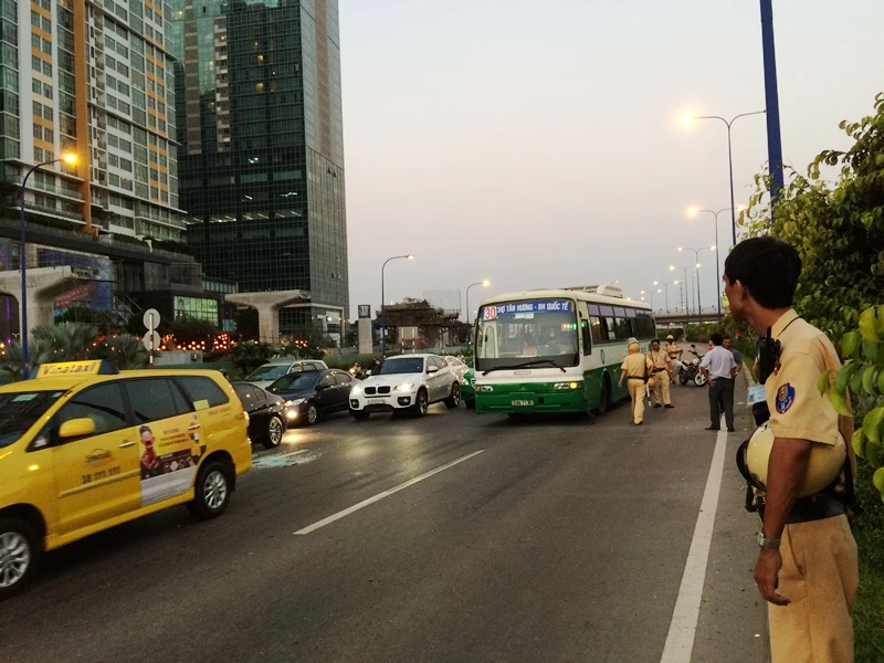 Hàng chục sinh viên hốt hoảng khi xe buýt va chạm liên hoàn ảnh 4